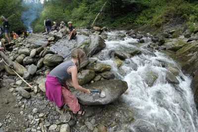 Schwimmbadcamping Mössler  - spielende Kinder am Fluss vom Campingplatz