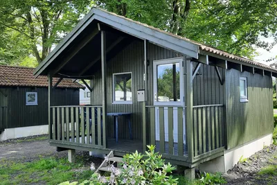 Sdr. Felding Camping og Hytteby ApS - Mietunterkunft mit Terrasse auf dem Campingplatz