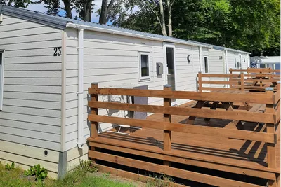 Sdr. Felding Camping og Hytteby ApS - Mobilheim mit Terrasse auf dem Campingplatz