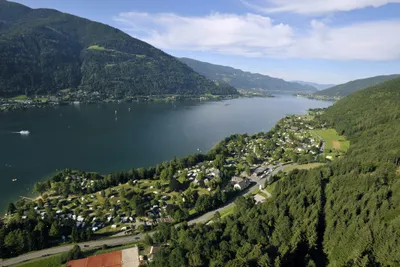Seecamping Berghof - Blick auf das Campinggelände am See Luftaufnahme