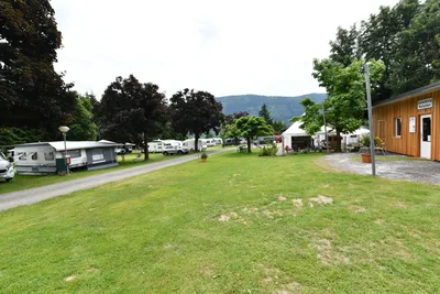 Seecamping Nagele - Wohnmobil- und  Wohnwagenstellplätze auf der Wiese