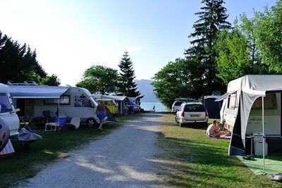 Seecamping Primus - Der Wohnwagen- und Zeltstellplatz mit dem Wolfgangsee im Hintergrund