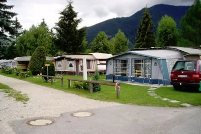Seecamping Primus - Wohnwagen mit Vorzelten auf dem Campingplatz
