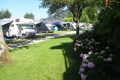 Seeterrassencamping Ried -   Wohnwagenstellplätze auf dem Campingplatz