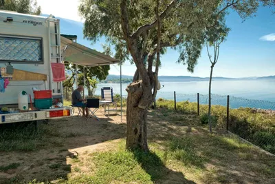 Camping Sikia  -  Wohnwagenstellplatz vom Campingplatz mit Blick auf das Mittelmeer