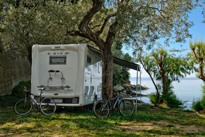 Camping Sikia  -  Wohnwagen auf dem Wohnwagen- und Zeltstellplatz am Strand mit Fahrrädern