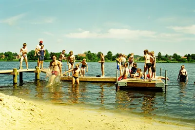 Silkeborg Sø Camping - Steg zum Wasser, auf dem Kinder spielen
