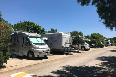 Simos Camping -  Wohnwagenstellplätze im Grünen auf dem Campingplatz