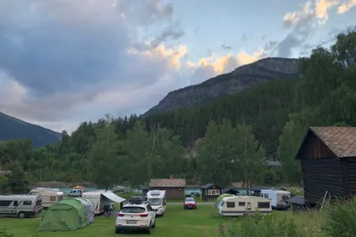 Sjoa Camping - Wohnmobil- und  Wohnwagenstellplätze auf der Wiese