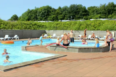 Skive Fjord Camping - Swimmingpool mit Liegestühlen