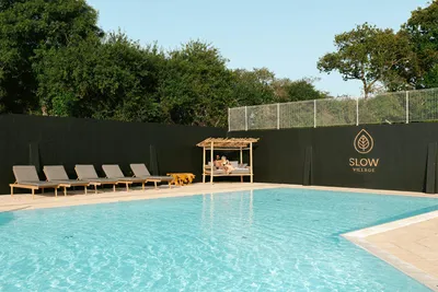 Slow Village Pornic  Camping La Tabardière  - Pool im Freien mit Liegestühlen