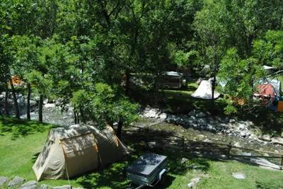 Camping Sol i Neu  -  Stellplatz vom Campingplatz auf grüner Wiese am Fluss