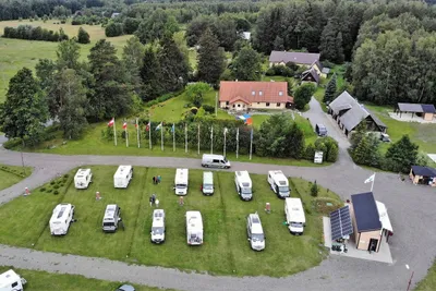Solar Caravan Park - stellplätze auf der Wiese aus der Vogelperspektive