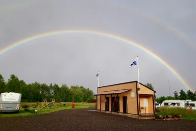 Solar Caravan Park - Regenbogen über dem Campingplatz