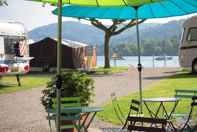 Camping Solcio -  Wohnwagenstellplätze auf dem Campingplatz mit Blick am See Maggione 