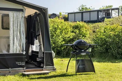 Sønderballe Strand Camping - Mietcaravan mit Grill auf dem Campingplatz