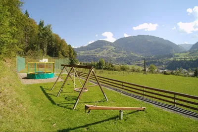 Sonnenterrassen Camping  -  Spielplatz vom Campingplatz auf grüner Wiese