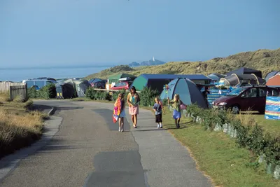 St. Ives Bay Holiday Park - Gäste auf dem Weg neben dem Strand