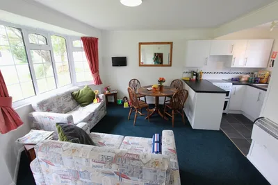 St. Ives Bay Holiday Park - Wohnbereich in einem der Chalets