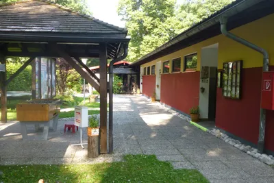 Campingplatz Staufeneck - Sanitärgebäude und Tischkicker auf dem Campingplatz