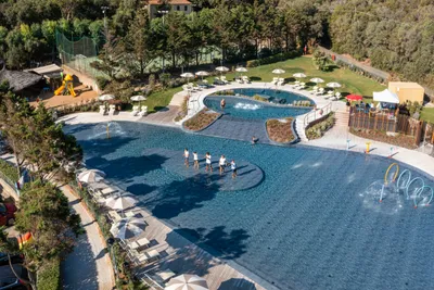 Stella del Mare Family Camping Village  Camping Stella del Mare - Luftaufnahme des Outdoor-Pools des Campingplatzes
