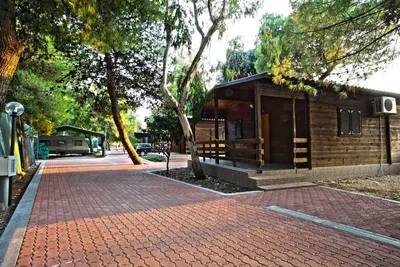 Camping Stella del Sud - Holz Bungalow mit überdachter Terrasse auf dem Campingplatz 