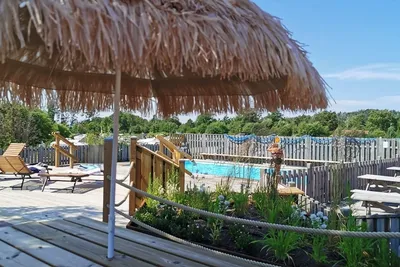Stråvalla Camping - Pool im Freien mit Liegestühlen und Sonnenschirmen