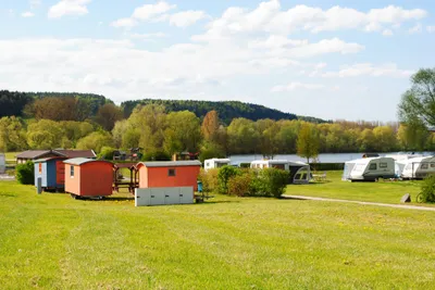 Campingplatz Strandbad Breitungen - Mobilheime auf grüner Wiese auf dem Campingplatz