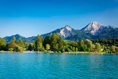 Strandcamping Gruber - Blick auf den See mit Bergen im Hintergrund