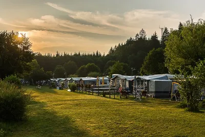 Strandcamping Süd  -  Wohnwagen- und Zeltstellplatz auf grüner Wiese auf dem Campingplatz