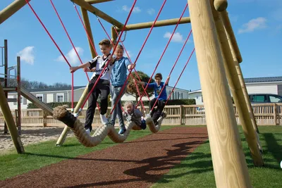 Strandcamping Valkenisse  - Kinder auf dem Spielplatz vom Campingplatz