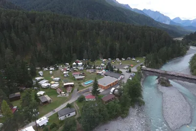Camping Sur En  -  Luftaufnahme vom Campingplatz am Fluss Inn umgeben von Wald