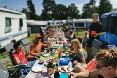 Surfviken - Camper beim gemeinsamen Essen auf dem Campingplatz