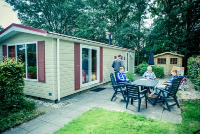 Camping 't Strandheem -  Mobilheim mit Terrasse im Grünen auf dem Campinglatz