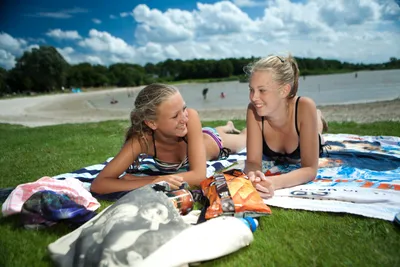 Camping 't Strandheem -  Gäste am Badestrand vor dem Campingplatz