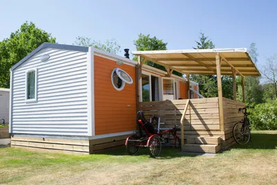 Camping 't Veld  - Mobilheim mit Veranda auf dem Campingplatz
