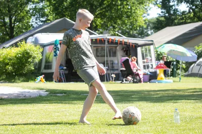 Camping 't Veld - Gäste beim Fußballspielen auf dem Campingplatz