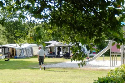 Camping Twittezand  -  Spielplatz auf dem Wohnwagen- und Zeltstellplatz vom Campingplatz im Grünen