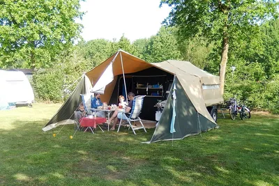 Camping Twittezand  -  Camper auf dem Stellplatz vom Campingplatz auf grüner Wiese
