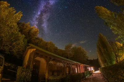 TAIGA Bassegoda Park  Camping Bassegoda Park - Blick auf Bungalows unter klarem Sternenhimmel