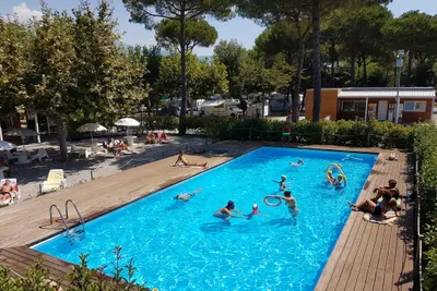 Camping Taimi  -  Poolbereich vom Campingplatz, Wohnwagen- und Zeltstellplatz im Hintergrund