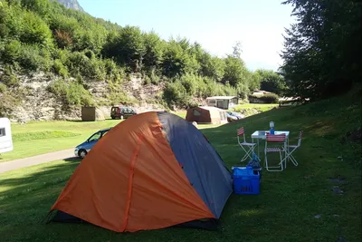 Camping Talacker  - Zelt  im Schatten von Bäumen auf dem Campingplatz