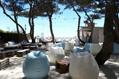 Camping Tamarit Beach Resort  -  Restaurant vom Campingplatz mit Terrasse am Strand im Schatten der Bäume