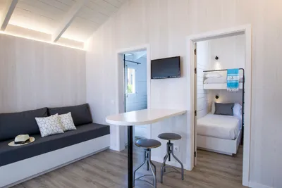 Camping Tamarit Beach Resort  - Wohnbereich mit Fernseher im Mobilheim vom Campingplatz