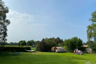 Tante Bob & de Rakkertjes - Trampolin auf der Wiese