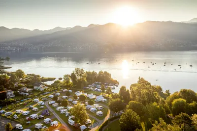 TCS-Camping Thunersee - Campingplatz aus der Vogelperspektive bei Sonnenuntergang
