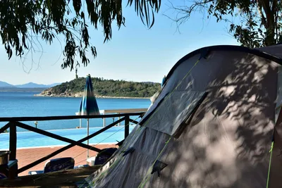 Camping Telis  -  Zeltplatz vom Campingplatz mit Blick auf den Pool und auf das Mittelmeer