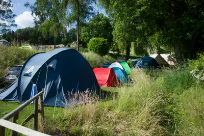 Terrassencamping Schlierbach - Zeltplatz im Grünen zwischen Bäumen