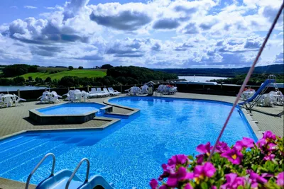 Terrassen Camping - Pool mit Liegestühlen und Sonnenschirmen auf dem Campingplatz