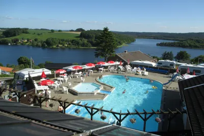 Terrassen Camping - Pool mit Liegestühlen und Sonnenschirmen auf dem Campingplatz